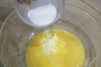 牛奶方块小饼干,再加入牛奶，用手动打蛋器搅拌均匀。