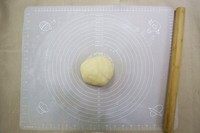 牛奶方块小饼干,筛入低筋面粉，搅拌成絮状后，倒在硅胶垫上再揉成光滑面团。