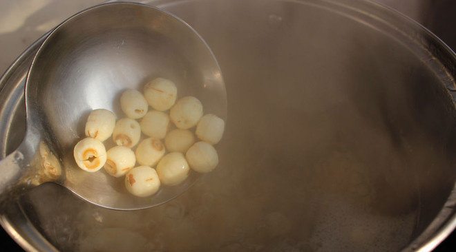 仙菇荸荠莲子汤,倒入莲子继续煮30分钟
