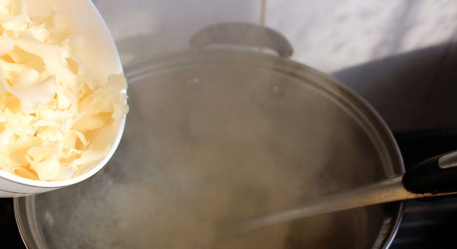 仙菇荸荠莲子汤,倒入荷仙菇，关火也可根据自己口味调入蜂蜜