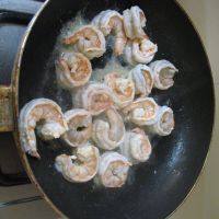 泰式菠萝虾球,锅里先放入少量油，放入大虾炒至变色盛出。
