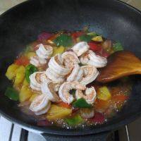 泰式菠萝虾球,放入煎过的虾翻炒均匀，即可出锅。