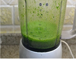 翡翠玉兔,料理机放200ml凉开水，放菠菜叶打成细汁。