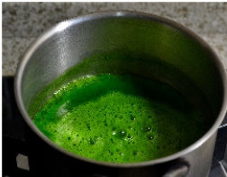 翡翠玉兔,将菠菜汁倒入琼脂水里拌匀。