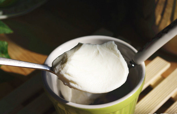 酸奶机自制酸奶,用勺子挖起来，丝滑诱惑有没有？加蜂蜜加枫糖浆，加果酱都由你~还可以做水浴酸奶蛋糕，做面包，各种吃~