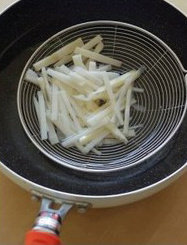炒春盘,小锅烧水，水开后放入笋丝焯烫1分钟，捞出沥干