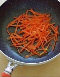 炒春盘,另起锅，加少许油，油烧热后放入胡萝卜丝