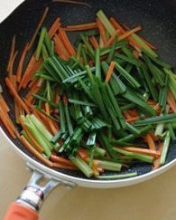 炒春盘,煸炒至胡萝卜变软，放入韭菜