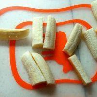 香蕉燕麦脆,<a style='color:red;display:inline-block;' href='/shicai/ 610'>香蕉</a>去皮，切去两尖头，再切成小段。