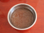 大锅菜,红薯粉条剪成合适的长度，用温水泡软。