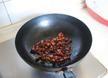 大锅菜,待炒锅内出现深棕色的泡沫时放腌好的五花肉，中火翻炒至肉丁上色。