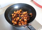 大锅菜,下土豆和香菇翻炒2分钟。