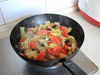 大锅菜,加入切好的西红柿，翻炒均匀。
