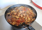 大锅菜,粉条炖的差不多时下肉丸子，继续小火炖煮至肉丸子热透。（这时可以尝一下汤的咸淡再酌情加盐。）