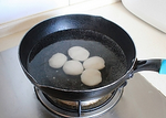 雨花石黑芝麻汤圆,取50g糯米粉用温水和成团，拍成小饼放入开水中煮熟。