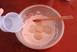 雨花石黑芝麻汤圆,把煮熟的糯米团放入剩余的糯米粉中，待不烫手后边揉搓边加入剩余的水。
