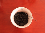 雨花石黑芝麻汤圆,.炒熟的黑芝麻用料理机打碎，加入白糖和适量的蜂蜜（有猪油的话就用猪油）拌匀做为汤圆的内陷。