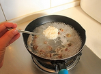 雨花石黑芝麻汤圆,汤锅内加水，水开后下汤圆中火煮至汤圆浮起来后再煮1-2分钟，出锅前加入两大勺醪糟再次煮开后即可关火。