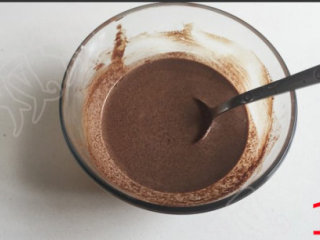 巧克力曲奇,淡奶油与巧克力混合，隔水加热，搅拌至融化，晾凉后备用
