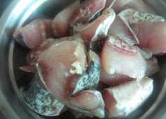 糍粑鱼,腌制好的鱼块，稍微吹干一下，放个两三个小时。烹制之前要夹走码味用的干辣椒，花椒，葱段。