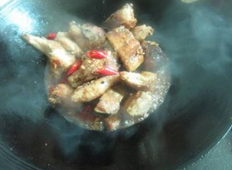 糍粑鱼,另起油锅放少量油，爆香姜末，花椒粒，干辣椒段，倒入煎好的鱼块