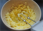 丝绒乳酪慕斯,黄油室温软化。软化后的黄油加细砂糖搅打至顺滑（如果改用糖粉效果会更好，细砂糖不易融化，看起来会有油水分离的状态，不影响使用，因为下面还要添加其它液体材料）
