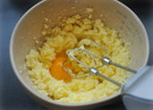 丝绒乳酪慕斯,少量多次地加入全蛋液，每次都搅拌均匀吸收后再加下一次的量。2只全蛋加完后，黄油和鸡蛋应该完全乳化