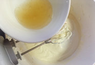 丝绒乳酪慕斯,将沸腾的糖水缓慢冲入蛋黄液中，保持高速搅拌以免高温将蛋液烫成蛋花