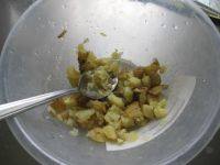迷你黄金薯饼,用勺子或者搅拌器把小土豆辗碎。我先用了勺子，然后再用搅拌器搅打一会，保留了一点土豆的颗粒
