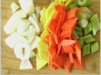 炒鹅肝,芹菜切成小段，胡萝卜切成菱形片状，洋葱切成小块