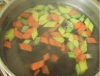炒鹅肝,锅内烧水，把胡萝卜芹菜洋葱下锅氽一分钟捞出
