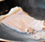 广式脆皮烧肉,先把五花肉洗净，用水煮至7层熟，捞起来，过凉水
