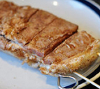 广式脆皮烧肉,用几根竹签把肉串起来，防止烤的时候肉变形卷曲