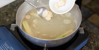 海鲜冬荫功,在锅内倒入鸡高汤，放入香茅和高良姜直至煮沸