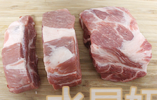 红笼献祥瑞,将叉烧肉切成3个不同宽度的肉块