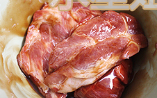 红笼献祥瑞,均匀地抹在叉烧肉四周，按摩5min后冷藏过夜