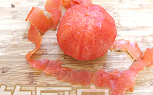 红笼献祥瑞,西红柿花：用小刀慢慢地将西红柿削皮，不要弄断。