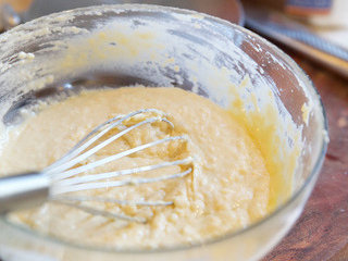 松饼配太妃香蕉甜酱,将液体分三次加入面粉中并持续切式搅拌，基本均匀即可，不必完全顺滑
