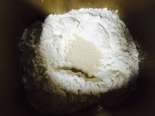 蔓越莓奶酪面包,面包机里除了盐和黄油依次放入面团里的材料，先下液体再下粉类.