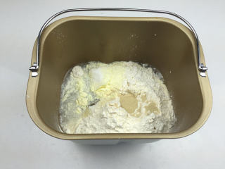 蜜豆小面包,将除了黄油之外的液体放入面包桶内