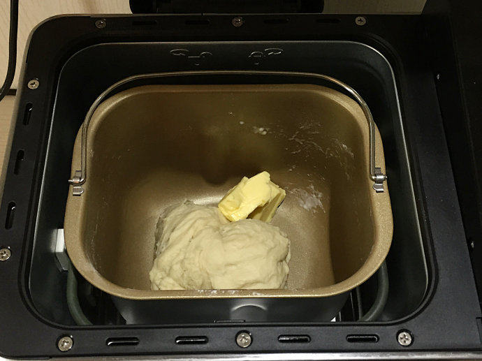 蜜豆小面包,启动冰激凌搅拌功能，工作20分钟，放入黄油，继续一个冰激凌功能，工作15分钟