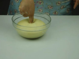 奶香土司,面团发酵完成，用食指粘少许面粉，插入面团中，不回弹，不塌陷，就说明发酵完成了