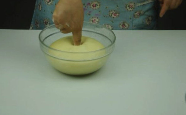 奶香土司,面团发酵完成，用食指粘少许面粉，插入面团中，不回弹，不塌陷，就说明发酵完成了