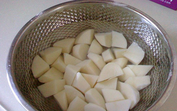 五香粉蒸土豆,土豆去皮切块，用水洗去淀粉