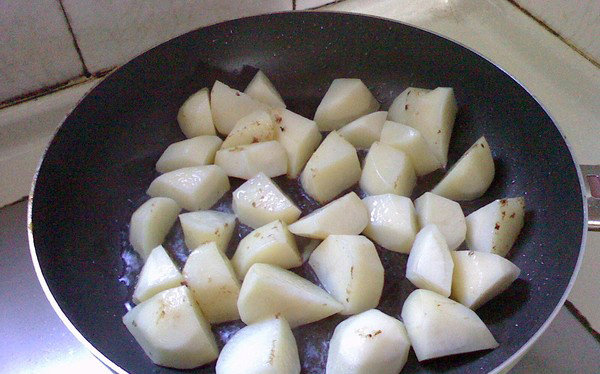 五香粉蒸土豆,平底锅热油，把土豆块放入煸炒至表面微黄色