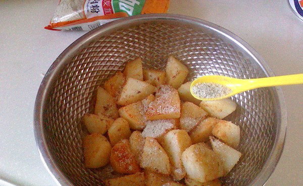 五香粉蒸土豆,然后放入深盆里，加入食盐、蒸肉粉