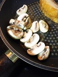 培根蔬菜浓汤,蘑菇片也在旁边微微煎一下，蘑菇也是众所周知的提鲜利器，在这款寡味的汤里能发挥重要作用。