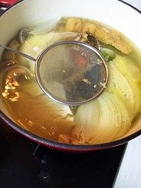 培根蔬菜浓汤,期间不要过多搅动，以免蔬菜过烂，卷心菜散开，用滤网撇沫及浮油。