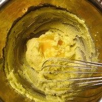杏仁酥饼,分2次放入鸡蛋液，搅拌均匀，黄油颜色变浅，不要水油分离。