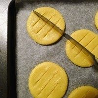 杏仁酥饼,用刀背划菱形格子~如果面团太软不好划，可以先冷冻5分钟，就会容易得多。